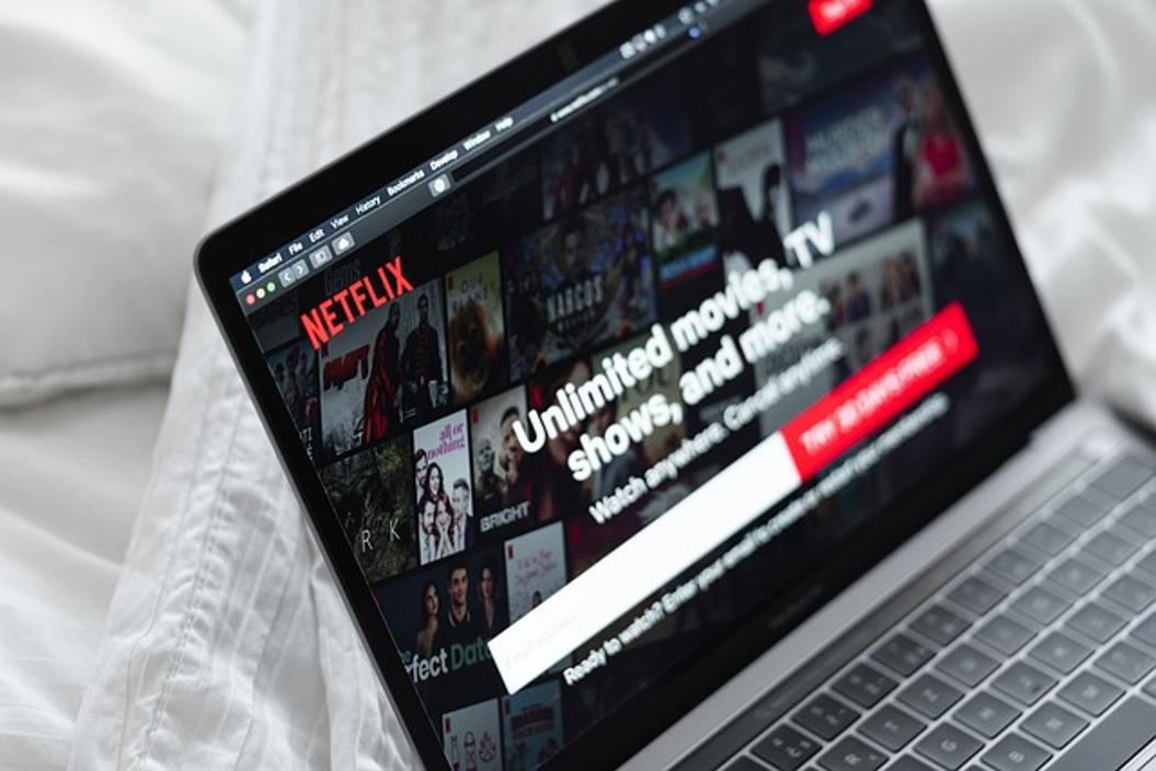 zweiter Desktop-Monitor blinkt mit schwarzem Bildschirm bei Netflix
